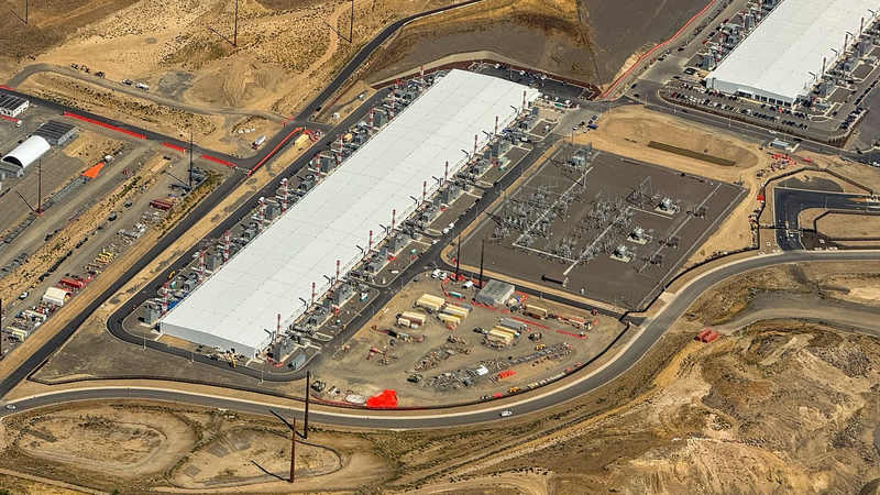 An aerial view of several large Microsoft Azure data centre buildings surrounded by dry open land in Wenatchee, Washington.