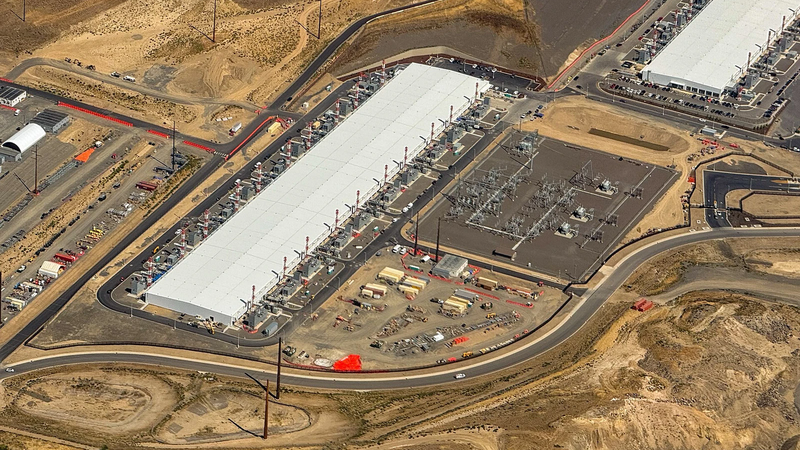 An aerial view of several large Microsoft Azure data centre buildings surrounded by dry open land in Wenatchee, Washington.