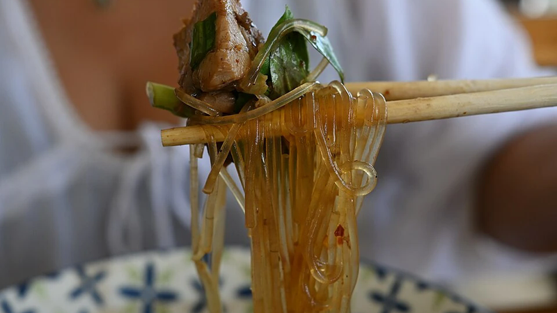 A bowl of noodles.