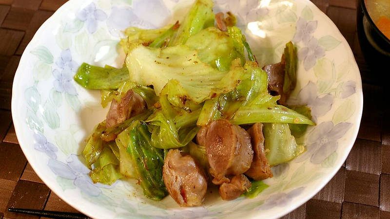 نودلز مطهوة بقوانص الدجاج.