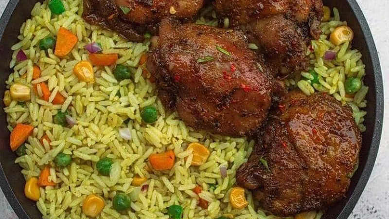 أرز مقلي بالذرة الحلوة والدجاج.