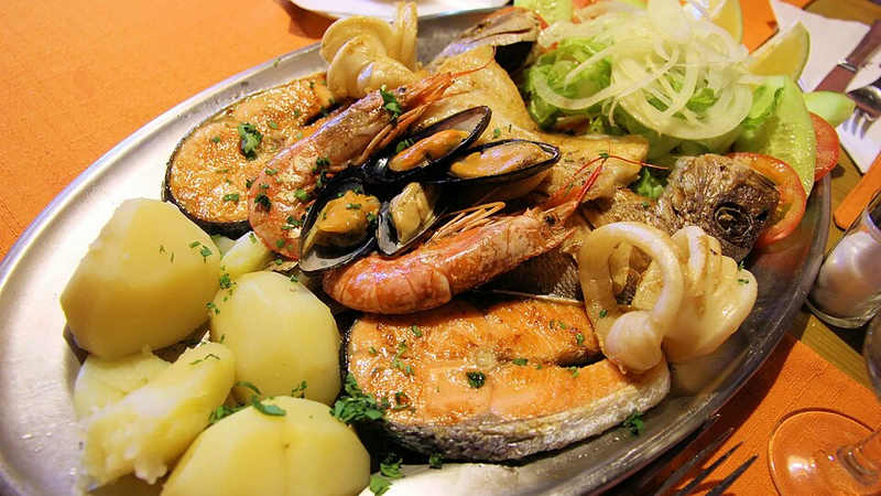 طبق سمك مشوي.