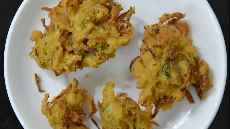 فطائر بصل مقلية.
