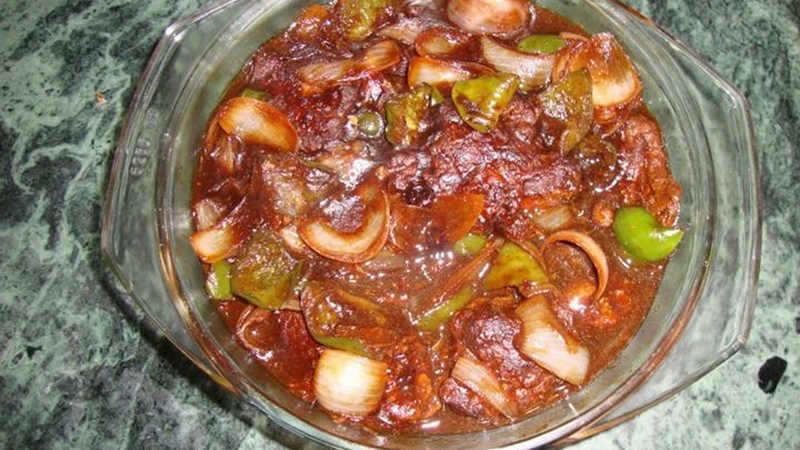 سمك مطهو بصلصة الفلفل.