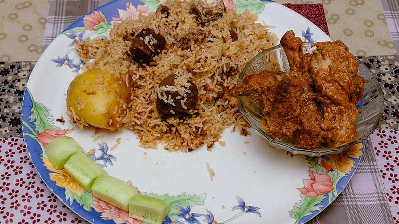 طبق برياني باللحم والأرز.