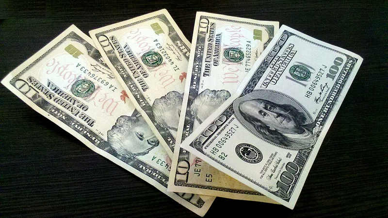 United States 10-dollar and 100-dollar banknotes.