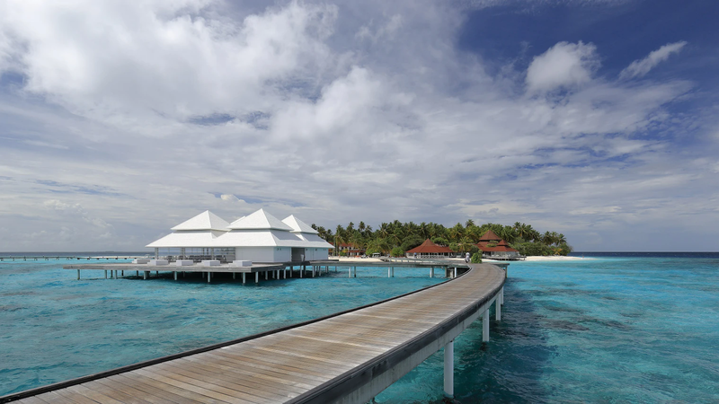 ފީރޯޒާ ކުލައިގެ ފަޅެއްގެ މައްޗަށް، ހުދު ވޯޓަރ ވިލާތަކާއި ރުއްގަސް ހެދިފައިވާ ރިސޯޓް ރަށަކަށް ދާ ލަކުޑި ޖެޓީއެއް