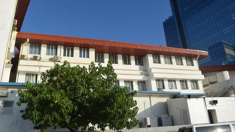 މާލޭގައި ހުންނަ އިންދިރާ ގާންދީ މެމޯރިއަލް ހޮސްޕިޓަލުގެ ރަތް ފުރާޅު ޖަހާފައިވާ ހުދު ބިލްޑިންގެއް، ކުރިމަތީގައި ގަހެއް